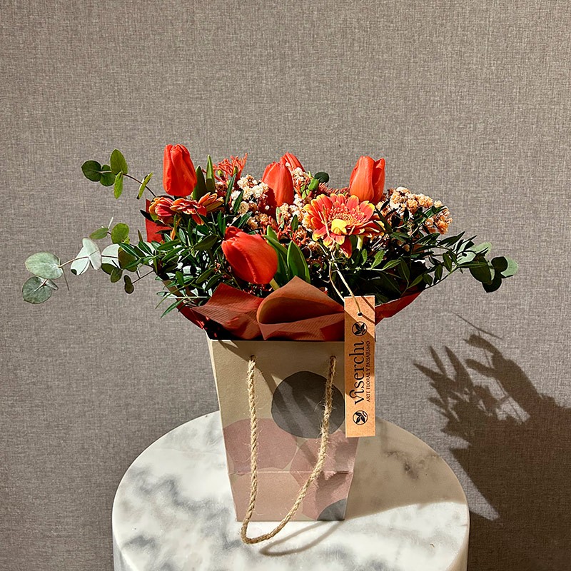 Ramo de tulipanes y gerberas con caja de floristería Viserchi, floristería en Arganzuela, Madrid