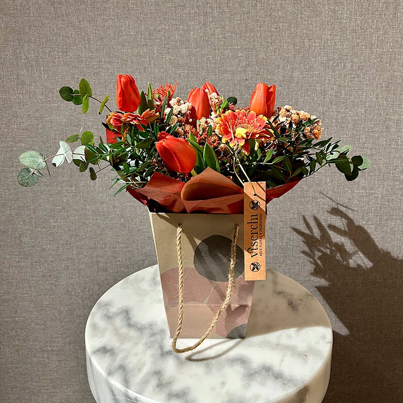Ramo de tulipanes y gerberas con caja de floristería Viserchi, floristería en Arganzuela, Madrid