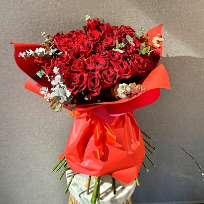 Ramo de 50 rosas rojas para San Valentín de floristería Viserchi en Madrid