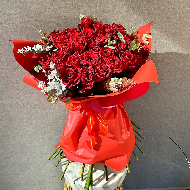 Ramo de 50 rosas rojas para San Valentín de floristería Viserchi en Madrid