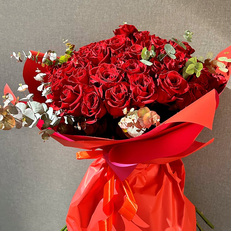 Ramo de 50 rosas rojas para San Valentín de floristería Viserchi en Madrid