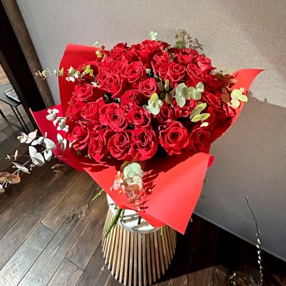 Ramo de 50 rosas rojas para San Valentín de floristería Viserchi en Madrid