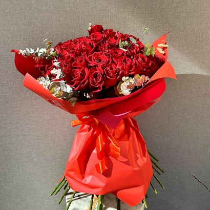 Ramo de 50 rosas rojas para San Valentín de floristería Viserchi en Madrid