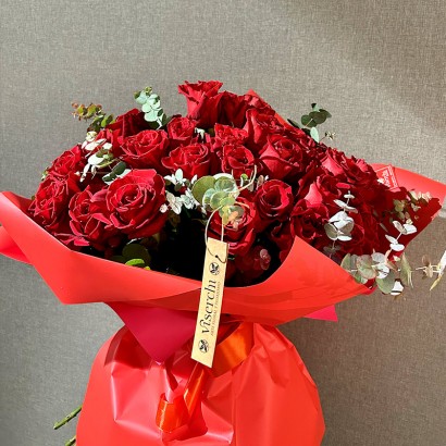 Ramo de 50 rosas rojas para San Valentín de floristería Viserchi en Madrid