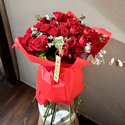 Ramo de 50 rosas rojas para San Valentín de floristería Viserchi en Madrid