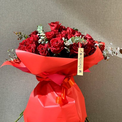 Ramo de 50 rosas rojas para San Valentín de floristería Viserchi en Madrid