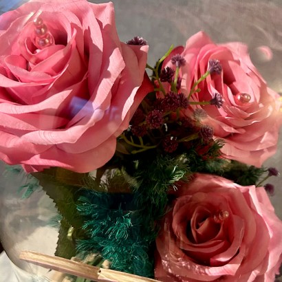 Comprar cúpula La Bella y La Bestia XL con 3 rosas de tela de floristería Viserchi, floristería en Arganzuela, Madrid