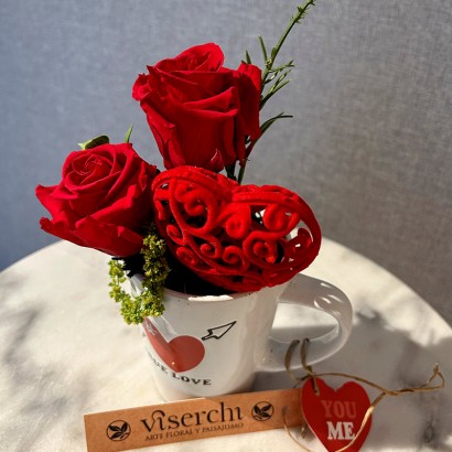 Taza True Love con rosas rojas preservadas de floristería Viserchi en Madrid