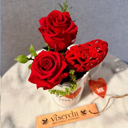 Taza True Love con rosas rojas preservadas de floristería Viserchi en Madrid