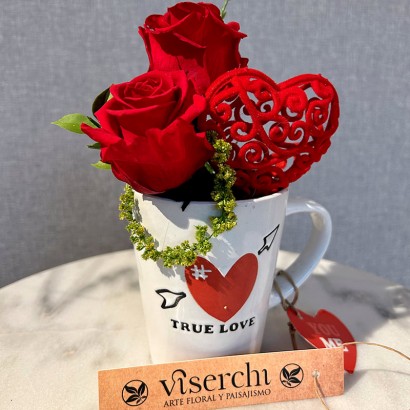 Taza True Love con rosas rojas preservadas de floristería Viserchi en Madrid