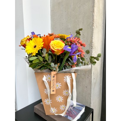 Ramo de temporada y caja de decoración de floristería Viserchi en Madrid