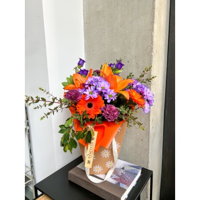 Ramo de temporada con caja de decoración de floristería Viserchi en Madrid