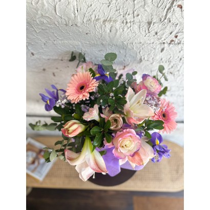 Ramo de temporada con caja de decoración de floristería Viserchi en Madrid