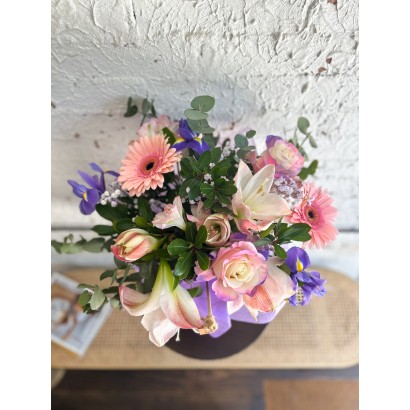 Ramo de temporada con caja de decoración de floristería Viserchi en Madrid