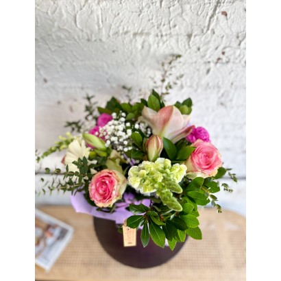 Ramo de temporada con caja de decoración de floristería Viserchi en Madrid