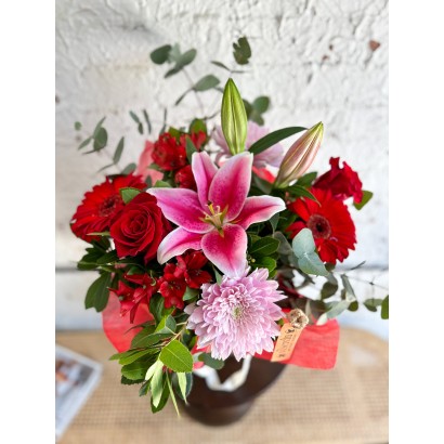 Ramo de temporada con caja de decoración de floristería Viserchi en Madrid