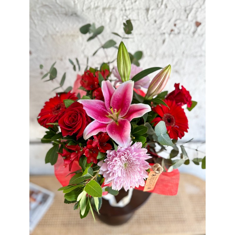 Ramo de temporada con caja de decoración de floristería Viserchi en Madrid