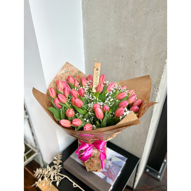 Comprar 50 tulipanes rosas en caja decorativa de floristería Viserchi en Arganzuela, Madrid