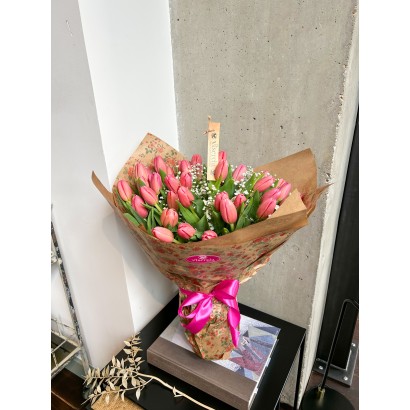 Comprar 50 tulipanes rosas en caja decorativa de floristería Viserchi en Arganzuela, Madrid