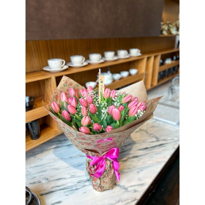 Comprar 50 tulipanes rosas en caja decorativa de floristería Viserchi en Arganzuela, Madrid