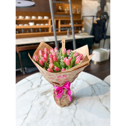 Comprar 50 tulipanes rosas en caja decorativa de floristería Viserchi en Arganzuela, Madrid