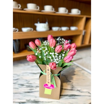 Comprar 15 tulipanes rosas en caja decorativa de floristería Viserchi en Arganzuela, Madrid