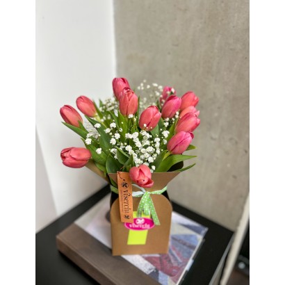 Comprar 15 tulipanes rosas en caja decorativa de floristería Viserchi en Arganzuela, Madrid