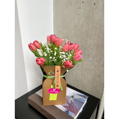 Comprar 15 tulipanes rosas en caja decorativa de floristería Viserchi en Arganzuela, Madrid