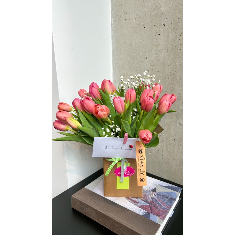 Comprar 25 tulipanes rosas en caja decorativa de floristería Viserchi en Arganzuela, Madrid