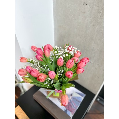 Comprar 25 tulipanes rosas en caja decorativa de floristería Viserchi en Arganzuela, Madrid