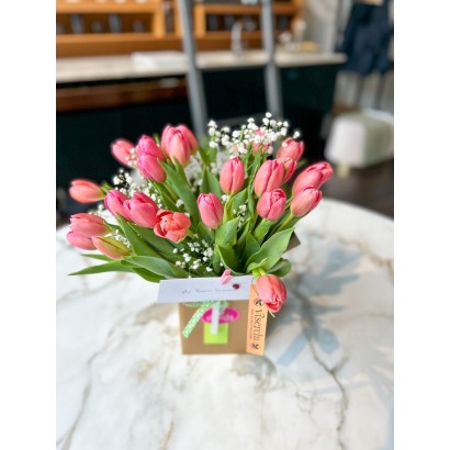 Comprar 25 tulipanes rosas en caja decorativa de floristería Viserchi en Arganzuela, Madrid