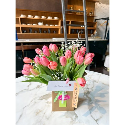 Comprar 25 tulipanes rosas en caja decorativa de floristería Viserchi en Arganzuela, Madrid