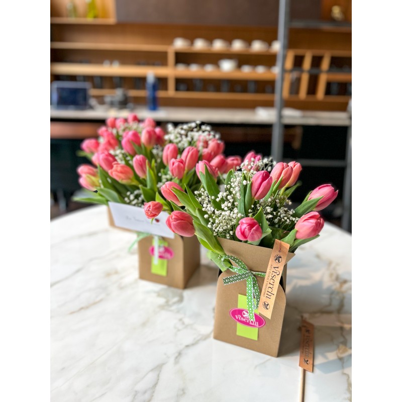 comprar 10 tulipanes rosas en caja decorativa de floristería Viserchi, floristería en Arganzuela, Madrid