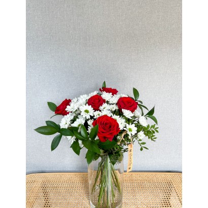 Comprar bouquet de margaritas blancas y rosas rojas de floristería Viserchi en Arganzuela, Madrid