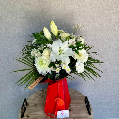 Ramo box rojo y blanco de floristería Viserchi en Madrid