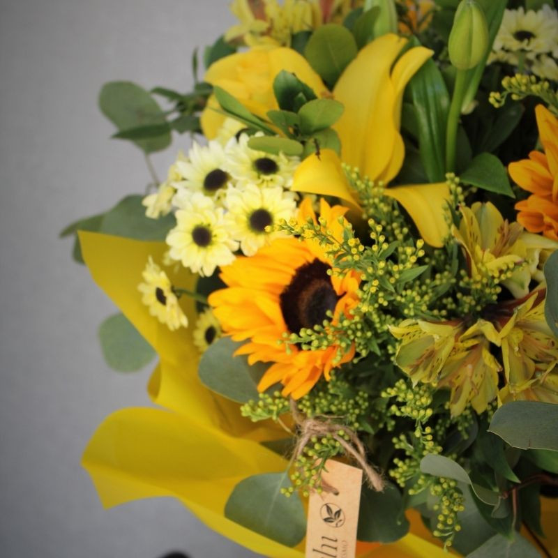 Ramo box de girasoles con caja roja de floristería Viserchi en Madrid