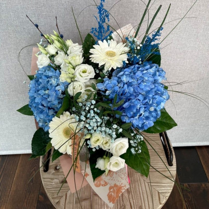 Ramo de flores box azul y blanco de florestería Viserchi en Madrid
