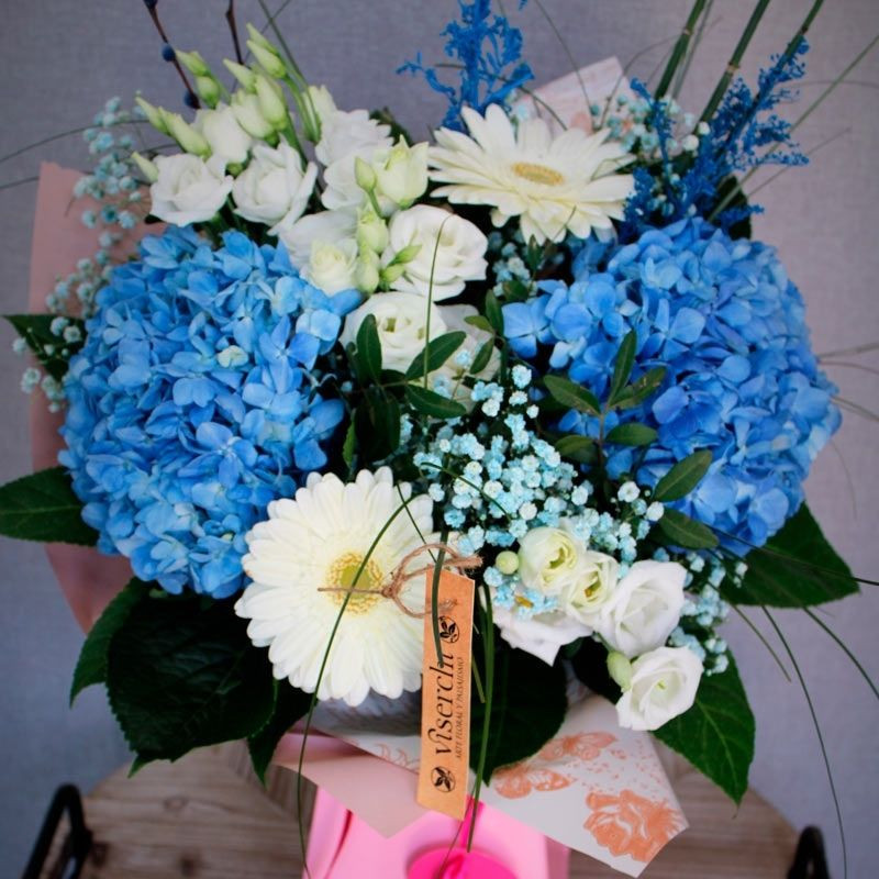 Ramo de flores box azul y blanco de florestería Viserchi en Madrid Ramo de flores box azul y blanco de florestería Viserchi en Madrid