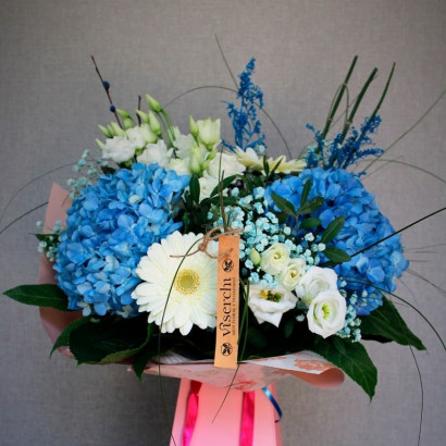 Ramo de flores box azul y blanco de florestería Viserchi en Madrid