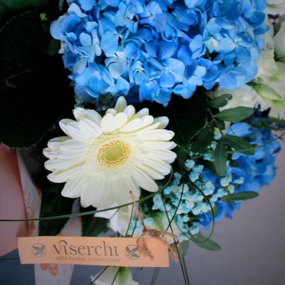Ramo de flores box azul y blanco de florestería Viserchi en Madrid