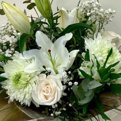 Ramo de tonalidades blancas de lilium y rosas blancas de floristería Viserchi en Madrid