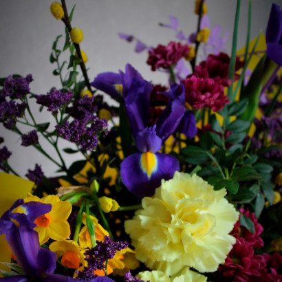 Ramo de flores box amarillo y morado de floristería Viserchi en Madrid