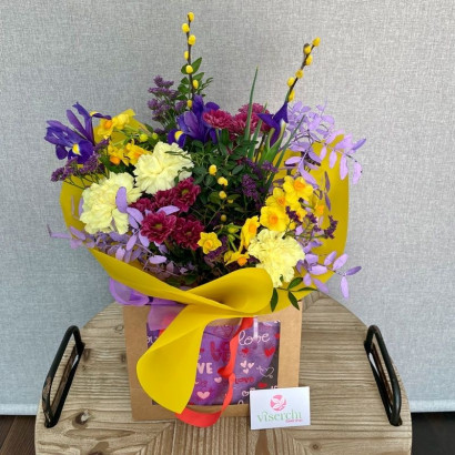 Ramo de flores box amarillo y morado de floristería Viserchi en Madrid