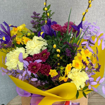 Ramo de flores box amarillo y morado de floristería Viserchi en Madrid