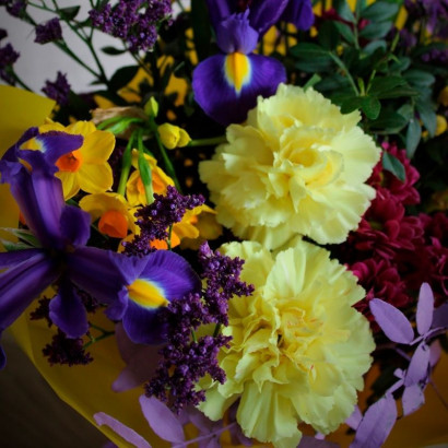 Ramo de flores box amarillo y morado de floristería Viserchi en Madrid