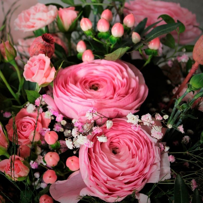 Ramo box en tonalidades rosas de floristería Viserchi en Madrid