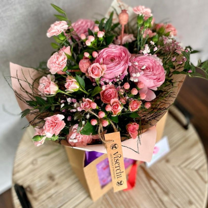 Ramo box en tonalidades rosas de floristería Viserchi en Madrid
