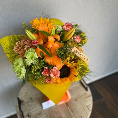 Ramo box naranja de girasoles y lilium asiático de floristería Viserchi en Madrid