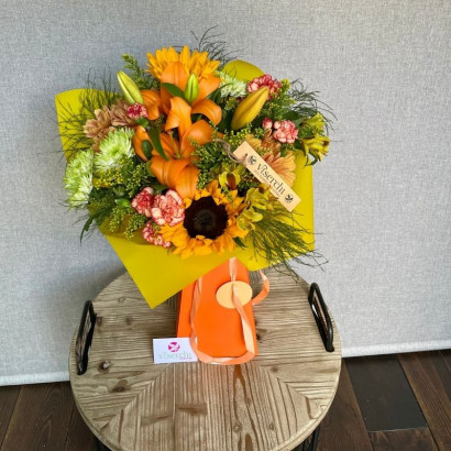 Ramo box naranja de girasoles y lilium asiático de floristería Viserchi en Madrid