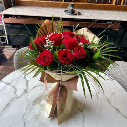 Ramo docena de rosas rojas en floristería Viserchi en Madrid